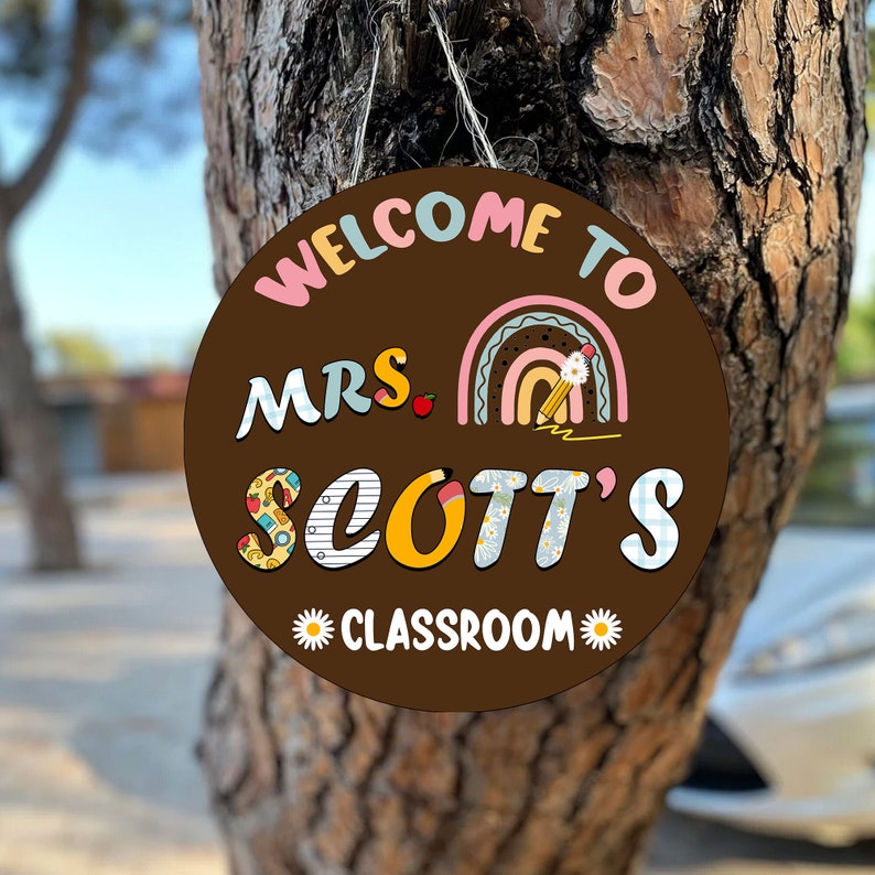 Personalized Welcome Teacher Brown And Daisy Round Wood Sign