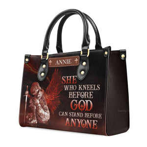 Who Kneels Before God Can Stand Before Anyone - Scripture Gifts For Women Of God - Personalized Leather Handbag With Handle - AT4081428