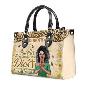 Aquella Que Se Arrodilla Ante Dios Puede Enfrentarse A Cualquiera - Thoughtful Gift For Christians - Personalized Leather Handbag With Handle AT4080608